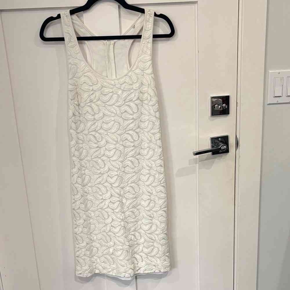 Elegant White Sleeveless Dress
